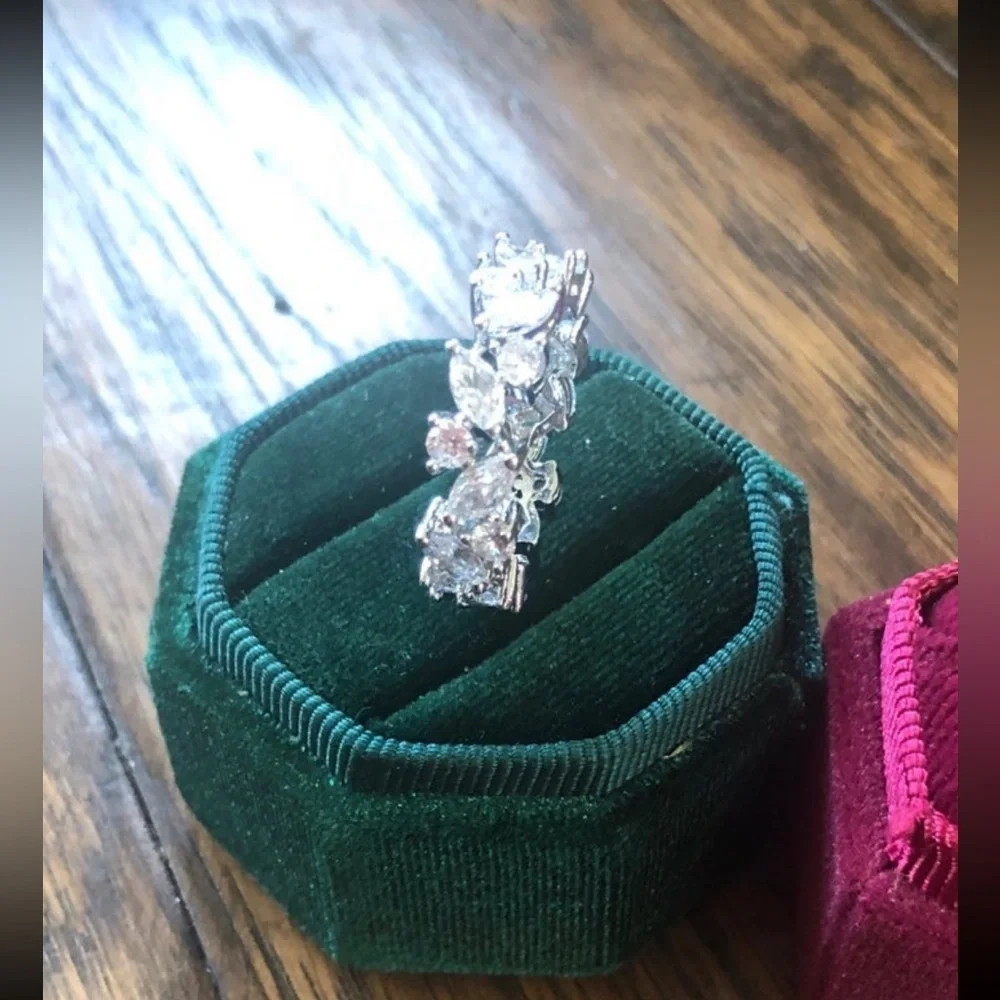 Gorgeous swarovski elements olive branch ring size 8